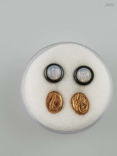 Zwei paar kleine Hemdknöpfe - 1x wohl Silber mit Opalcabochons, Dm.ca.9mm/1x vergoldet,<br />reliefiertes Jugendstil-Motiv,oval,L.ca.10mm,leichte Tragespuren