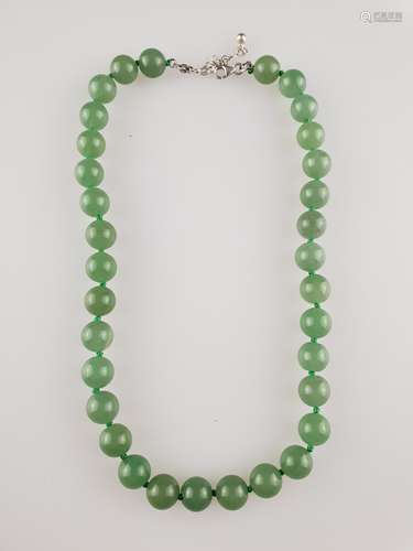 Jadekette - China, Kette aus 33 fein polierten grünen Jadeperlen (Dm.ca.12 mm),<br />Einzelknotung, Silberschließe, L.ca.48-53cm, Gew.ca.83g