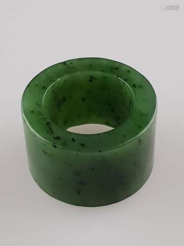 Jadering - Russland, spinatgrüne Jade mit einigen dunklen Einschlüssen, fein poliert,<br />H.ca.2cm,Dm.ca.3,5cm, ca.34g, leichte Unebenheiten