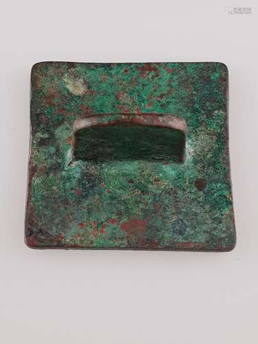 Large bronze stamp - China, antique, plate with 4 characters, green patina, ca.5,5x5,5cm,<br />H.ca.3,5 cm