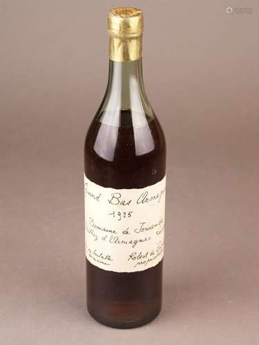 Armagnac - Bas-Armagnac Domaine de Jouanda, 1925, französisch, 40% Vol., 70cl,<br />unverkostet, Füllstand in der Schulter, in gutem Erhaltungszustand, Frontetikett minimal beschädigt