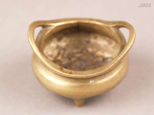 Tripod Censer - brass (?), bulbous wall on three short stubby legs, edge handles, China,<br />Qing Dynasty, 6-character retro-reflective Kaishu mark ''Da Ming Xuande Nian Zhi'', approx. 5x7.5cm