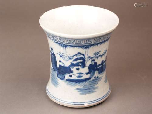 Blue-and-white brush holder - China, late Qing Dynasty, porcelain, underglaze painted in<br />blue, encircling representation of scholars in the stylized bamboo garden, meandering, not marked, height ca.13,7cm, glaze slightly bumped on the edge, occasional glaze damage also above the stand