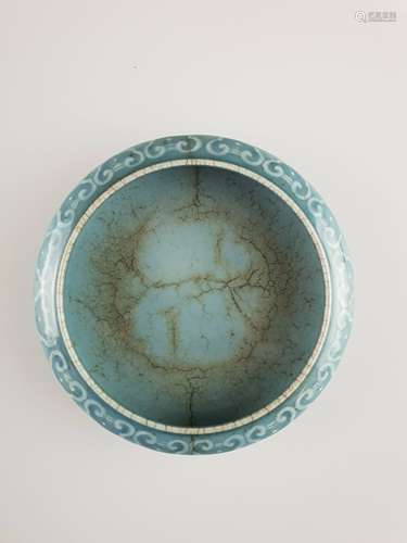 'Qianlong' Porcelain Water-pot - porcelain with light-blue partly crackled glaze imitating<br />features of guan wares of the Song dynasty (12th / 13th cent.), moulded ruyi-head border decoration to the rim, blue six-character zhuanshu mark ''Da Qing Qianlong Nian Zhi'' to the indrawn base, separated by a narrow  unglazed crackled footring, China, 2nd half of the 18th century, height c.3,5cm, diameter c.14cm