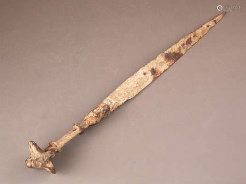 Antique short sword - China, probably Western Zhou Dynasty (about 1000 BC), excavation,<br />strong signs of age, corroded,  L.ca.46cm