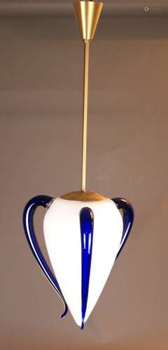 Deckenlampe - wohl Murano, 20.Jh., Messinggestell, Schirm aus weißem Opalglas mit<br />aufgelegten geschweiften Appliken aus farblosem Glas, blau unterfangen, Gebrauchsspuren, L.ca.95cm