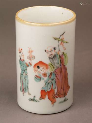 Brush holder - China, ca. 1940, cylindrical porcelain cup on the side with the depiction<br />of the immortal Han Xiangzi with flute, as well as two servant boys with peach and jue / wine vessel in colorful enamel colors, ocher-colored edge, height ca. 12.5 cm, not marked