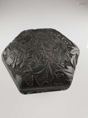 Large black lacquer box - China, hexagonal shape, wood carved and painted black, lid with<br />floral motifs and two butterflies, wall with 6 registers with landscape and floral motifs, signs of age and wear, bottom with cracks, painting slightly rubbed in places, HxD: ca.12x17,5cm