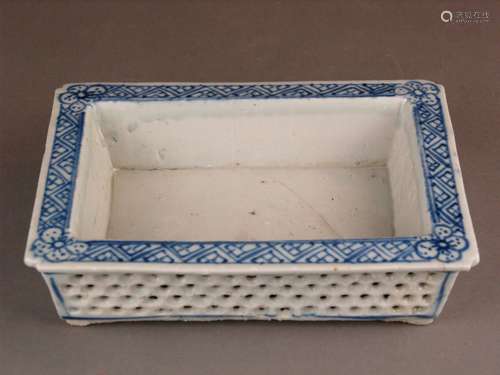 Brush bowl / rest - China, 18th century, porcelain painted in underglaze blue, rectangular<br />double-walled form, outside openwork, continuous crack, bumps and glaze damage, ca.5,5x23x16cm