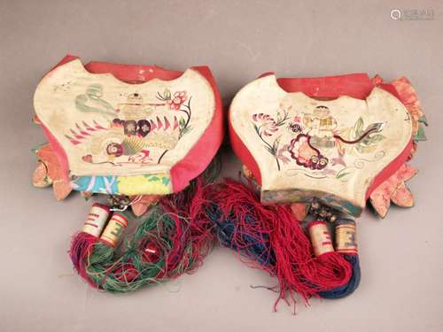 Two silk bags - silk on cardboard, backside with paper overlay, large three-dimensional<br />applied silk flowers and leaves, embroideries with flowers, animals and boy playing flute, tassel hanging, partly heavily damaged, tearing, missing parts, stains, China, older, ca.15x20cm (without tassels)