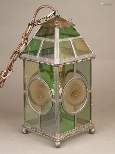 Deckenlampe mit Bleiverglasung - 1920er/30er Jahre, quadratischer Korpus mit geschrägtem<br />Dach, grünes Glas und Bleistreben, elektrifiziert, mit Kette und Kabel, H.(Gehäuse):ca.32cm, Gesamtlänge ca.94cm