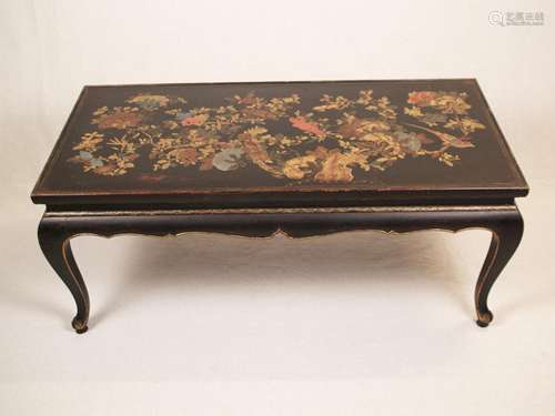 Lacquered table - China 19th/20th century, black lacquer on wood with gold lacquer<br />paintings, the rectangular plate with a wide range of paeonia bushes, butterflies and bird motif, on curved legs, signs of age and wear, abrasion and small imperfections, l: 98 cm; W: 48 cm; H: 40 cm