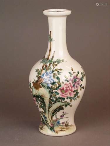 Vase - porcelain with polychrome enamel colors, bulbous shape with constricted neck and<br />stand, in the bottom blue 4-character mark ''Yongzheng Nian Zhi'', on the side: rocks with blooming roses, quail and bamboo, verso inscription in Chinese calligraphy, gold rim, small denting at the edge probably production-related, H.ca.31,5cm, China 20th century