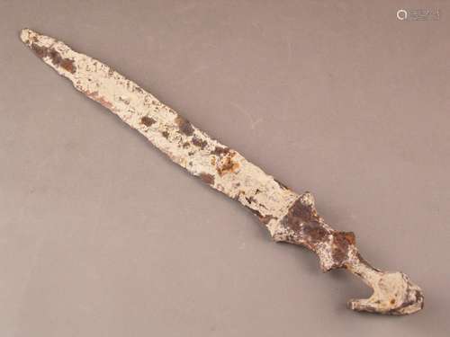 Antique short sword - China, probably Western Zhou dynasty (about 1000 BC), excavation,<br />strong signs of age, corroded,  L.ca.41cm