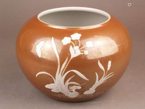 Shoulder pot - China, after 1900, spherical form, on the outer wall brown glaze in the<br />style of the ''Batavia Ware'', on it floral decoration, Lingzhi mushrooms and butterfly in white painting, H. ca.16cm, opening ca.13 , 5cm, manufacturing-related small glaze imperfections