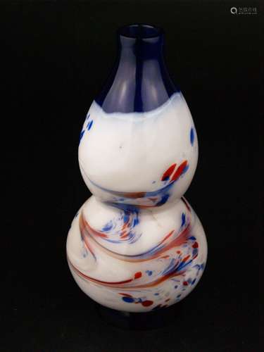 Double gourd vase - China, blue glass with unusually colored inclusions, H.ca.19,5cm,<br />bottom with four-characters-mark ''Qianlong Nian Zhi''