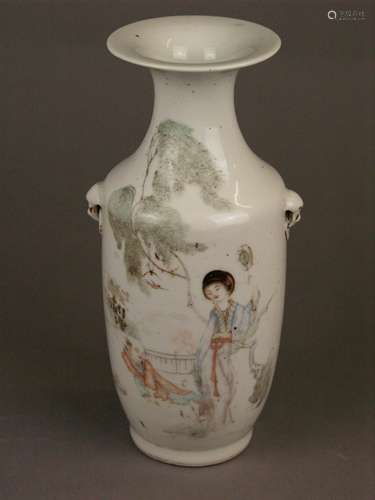 Rouleau vase - China early 20th century, fine decoration with figures in landscape in<br />onglaze colors, on the reverse peony flower, plastic lion heads with mouth rings as handle, four-character bottom mark, H.ca.26,5cm, stand in one place slightly uneven