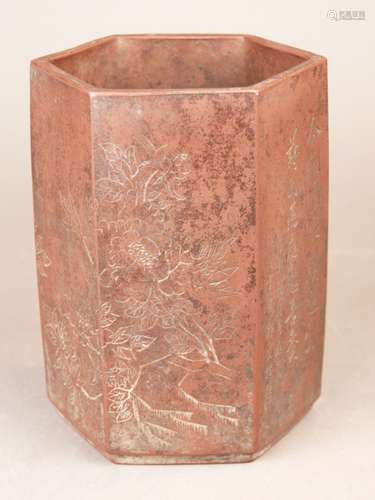 Zisha brush holder - China, Yixing ceramics, reddish brown color, hexagonal faceted body<br />with engraved floral decoration and inscriptions in Chinese calligraphy, 10-character mark on the underside, slight traces of usage