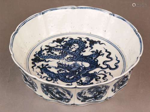 Blue-and-white Dragon Bowl - China, Qing Dynasty, ten-faceted wall, in the well and<br />outside dragon motifs in underglaze blue, bottom with blue retrospective 6-character Kaishu mark '' Da Ming Xuande Nian Zhi '' in double ring, HxD: about 4.5x16.5cm