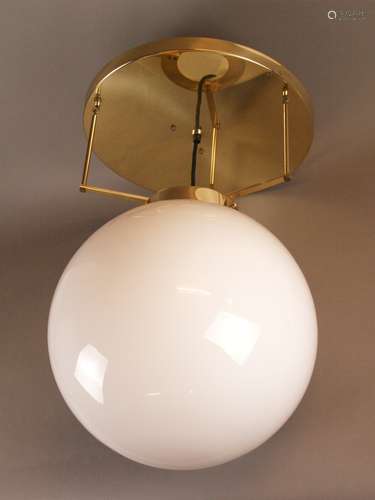 Bauhaus-Deckenlampe - Entwurf von Bauhauskünstlerin Marianne Brandt (1893 Chemnitz - 1983<br />Kirchberg), Ausführung Tecnolumen, Modell 