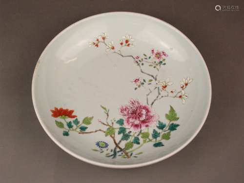 Bowl - China, outgoing Qing Dynasty, porcelain with polychrome enamel colors, in the well<br />large peony flower and further flowering branches, slightly rubbed, edge with punctual glaze damage, bottom unglazed, Dm.ca.26,5cm