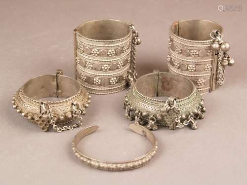 Convolute silver bangles - Yemen, metal alloys with silver content, various designs with<br />elaborate silver appliqués, 5 pcs.: 2 wide bracelets, width ca.5,6cm, D. (outside): ca.5,5cm; 2 masive bracelets with nubs decor, D. (outside) ca.7cm, 1 narrow bangle width ca.9mm, D.ca.7cm, weight.ca.406g