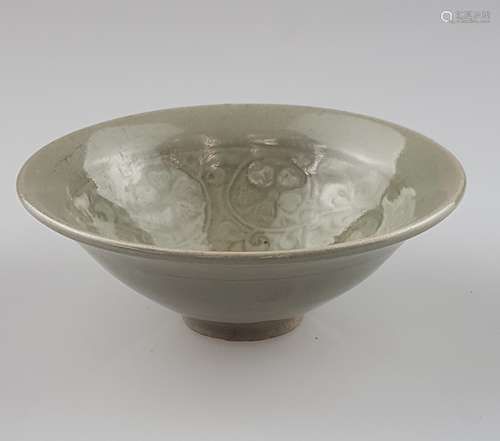 Beautiful Lonquan-Bowl -  stoneware with incised and mold-stamped decoration and green<br />glaze with a round patch on the center bottom, Dm.ca.14,4/H.ca.4,5cm, China, Qing-Dynasty