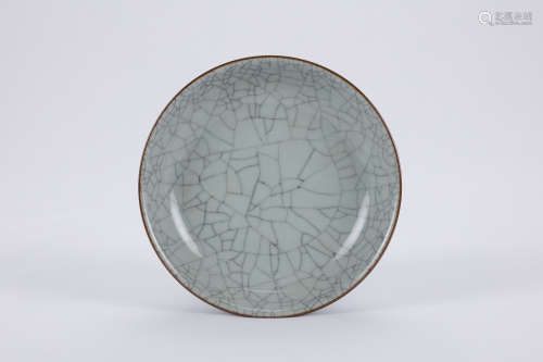Chinese guan Ware porcelain plate, Chenghua mark.