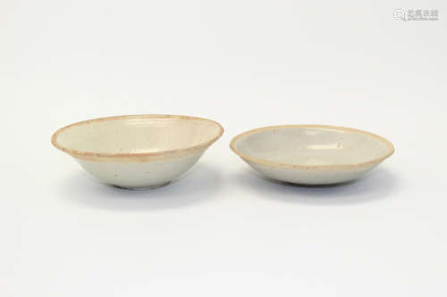 A pair of Chinese pottery bowls.