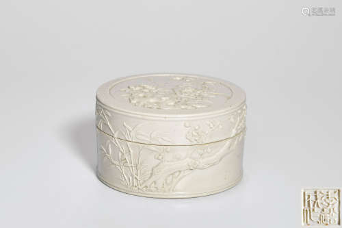 清光绪 白釉雕瓷花蝶纹盖盒