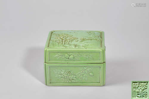 清道光 淡绿釉雕瓷山水人物盖盒