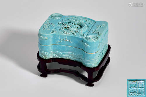 清 松石绿釉雕瓷海水云龙纹书卷式盖盒