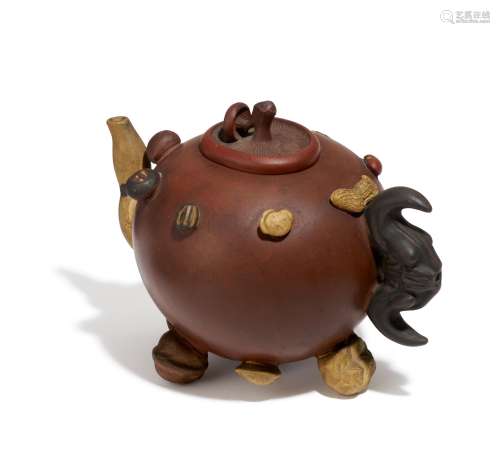 TEAPOT WITH NUTS.