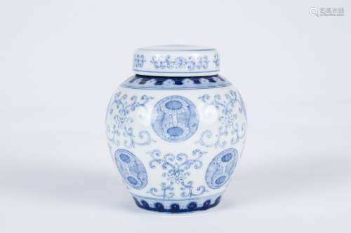 Chinese blue and white porcelain jar with lid, Qianlong mark.