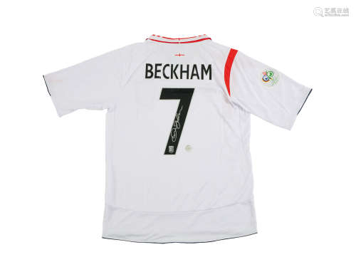 “足坛万人迷”大卫·贝克汉姆（David Beckham）亲笔签名英格兰国家队球衣