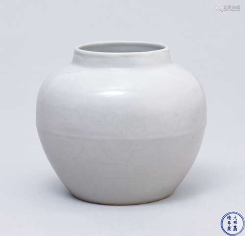 明嘉靖（1522-1569年） 白釉暗刻花卉纹小罐