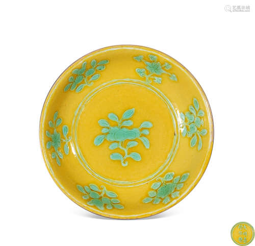 明嘉靖（1522-1567年） 黄地绿彩刻花卉碟