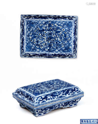 明万历（1563-1622年） 青花龙纹镂空莲托八吉祥长方盖盒