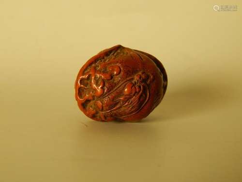 Netsuke sculpté un dragon enroulé dans une noix .S...