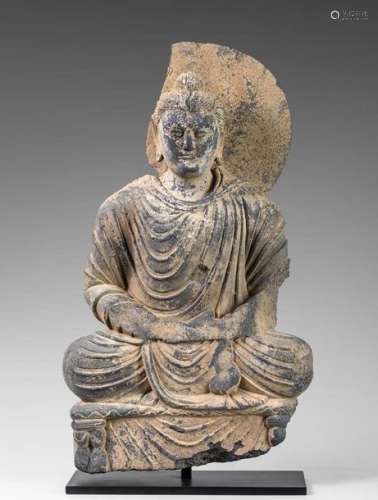 Bouddha auréolé assis sur un trône en méditation. ...