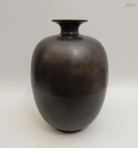 Vase ovoïde en bronze. XXe siècle. H : 29 cm		Vas...
