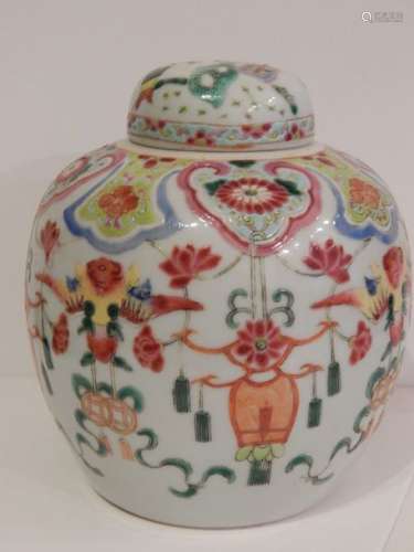 Pot ovoïde couvert en porcelaine à décor “famille ...