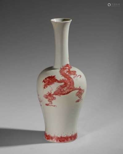 Vase en porcelaine à décor de dragon en rouge de c...