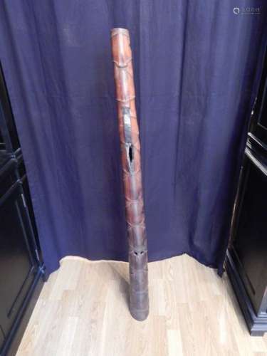 Instrument de cérémonie (?) en bambou. L : 128 cm...
