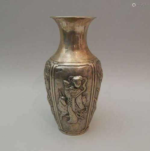 Vase en métal argentifère. H : 17 cm		Vase en mét...