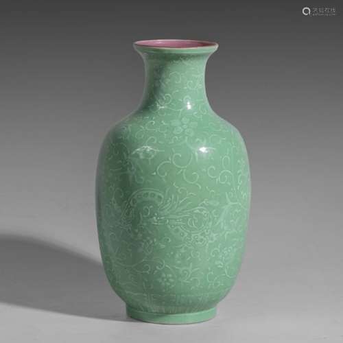 Vase en porcelaine émaillée verte et décoré de fle...
