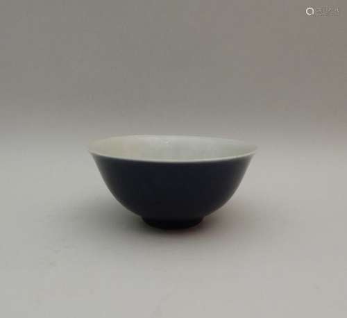 Bol en porcelaine bleue, l’intérieur blanc. H : 7 ...