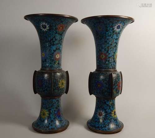 Paire de vases GU à décor floral en émaux cloisonn...