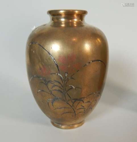 Vase en bronze doré, à décor niellé de fleurs. Meï...