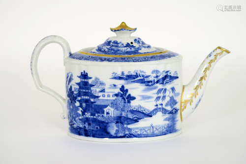 18th Cent. Chinese tea pot in porcelain